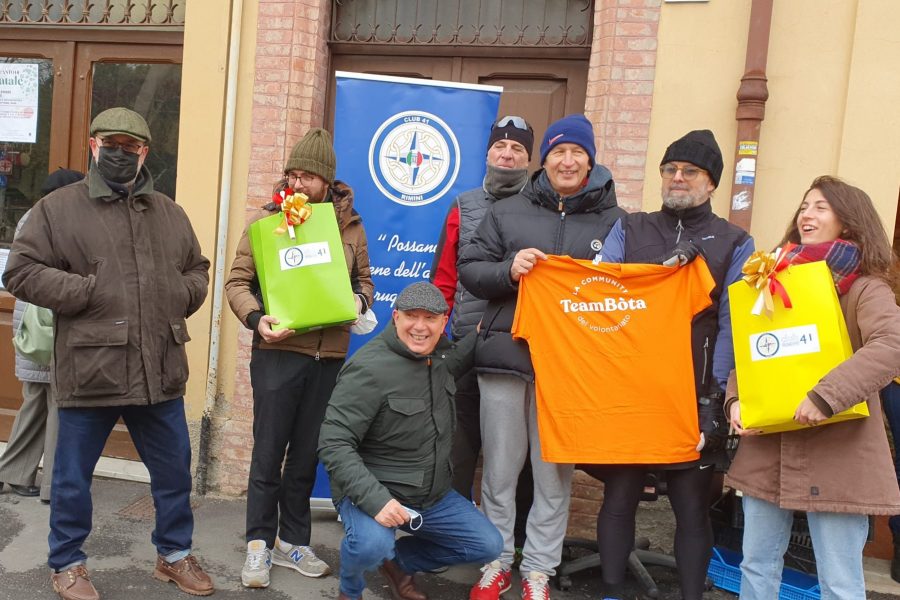 Il Club 41 di Rimini, insieme a Team Bota, regala un cesto di prodotti alimentari a famiglie in difficoltà